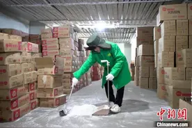 56℃温差 四川泸州冷库管理员的“冰火两重天”图片