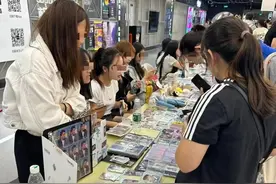 明星小卡可卖上万元，未成年粉丝被“割了韭菜” | 新京报快评图片