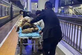 春运最后一天上演生命接力！女乘客列车上突然分娩，他们为产妇婴儿拉起窗帘并紧急送医图片