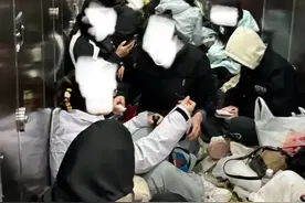 挤挤挤！黄山景区连公厕都挤满了夜爬的人，游客：出发前就计划在公厕过夜图片