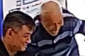 46岁男子看到奶奶照片笑着笑着红了眼，网友：那一瞬间，他回到了小时候图片