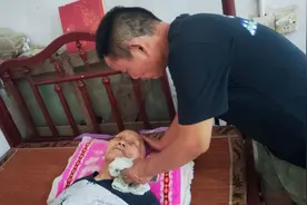 长沙五旬男子照顾瘫痪在床的父母10年，成远近闻名的大孝子图片