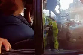 厨师被热油烫伤面部，普陀警方迅速开辟绿色通道图片