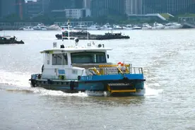 和爱车一起坐船游览浦江，2.8元解锁休闲跨江骑行路线，新手友好还能邂逅魔都“爱乐之城”｜魔都骑行最美季①图片