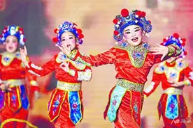 新疆“村晚”闹乡村图片