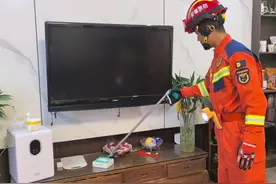 吓人！阜阳一居民家客厅，钻入近2米长蛇！还有一居民电动车里也有蛇……图片