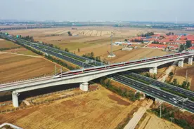 今起全国实行新列车运行图 山东开行跨省环线高铁列车图片