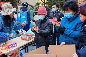 废旧纸板变身艺术品，看这个居民区如何变废为宝→图片