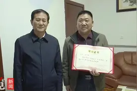 点赞河北｜徒手接住坠落男孩的崔连海获见义勇为“河间好人•文明市民”荣誉称号图片