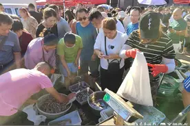 爬虾和螃蟹最抢手！烟台开海首日，市民争相购买“第一鲜”图片
