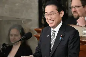 岸田文雄到美国演讲“抖包袱”博笑，日本网民争议：下一个泽连斯基是岸田图片