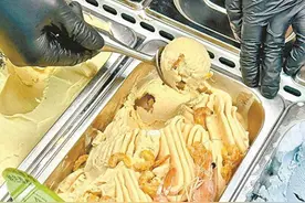 冰淇淋配虾干你想尝尝吗？意式手工冰淇淋混搭闽南风味吸引不少人打卡图片