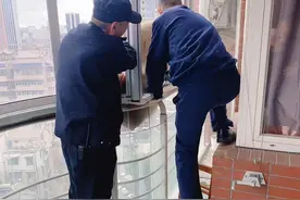 惊险！高层住宅玻璃炸裂，民警及时排除隐患图片