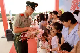 迷彩童梦进军营，百名军娃体验“六一”家国情图片