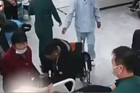 校运会班主任扭着“六亲不认”的步伐满载而归。网友:谁给的底气？老师:学生给的（来源@CovC ）图片