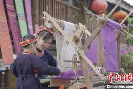 千年壮锦古韵今风共舞  成中外年轻人热捧潮物图片