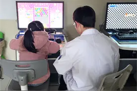 女童双眼1200度远视 470余次弱视训练后视力升至1．0图片