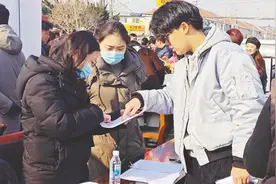 线上线下齐发力！ 90人达成求职意向  烟台黄渤海新区大季家街道首场招聘会人气旺图片