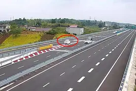 惊险！高速路上一轿车进匝道后又变道进主道与后车相撞 司机：听导航误以为走错了图片