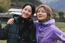 31岁章泽天最新动态，在国外与友人徒步。此前刘强东亲自送外卖引发关注图片