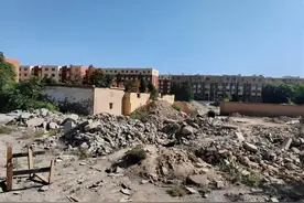 空置荒地变身便民停车场 “幸福小镇”居民添幸福图片