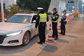 男子驾车上高速被查出酒驾和超员：记15分罚款1800元，暂扣驾照半年图片