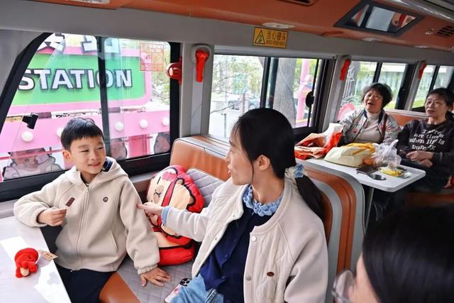 剧情更新:卡比巴拉“上”了巴士