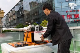 无人机送龙虾，10分钟就到家！云南首条“市场+商圈”城市低空配送航线开通运营图片