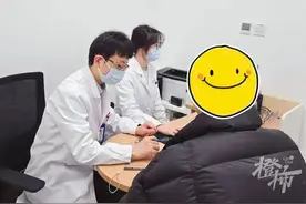 男子手指长包怀疑感染HPV，结果竟因玩手机引起图片