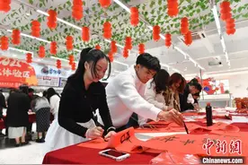 （新春走基层）百余名海外留学生福州“围炉” 体验中国春节文化图片