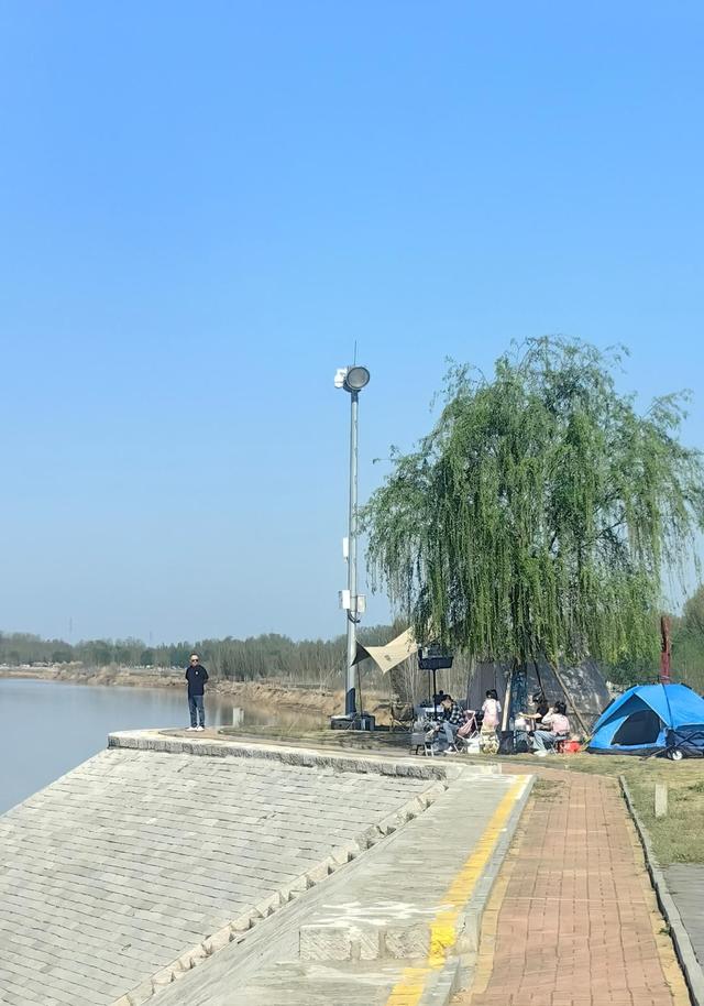野趣满盈黄河岸，春日露营沐暖阳