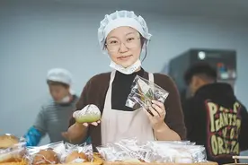 空姐变身“新村民” 窑烤面包飘“襄”间图片