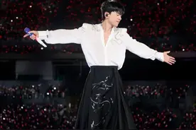 冲上热搜，知名男歌手玩梗惹麻烦！图片