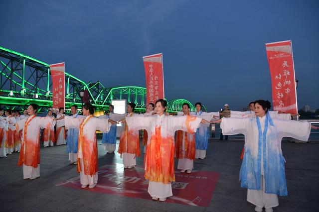 万人合唱！今夜，鸭绿江畔沸腾了！