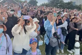 扎帐篷、架望远镜……日照海边上演花式追“火箭”图片