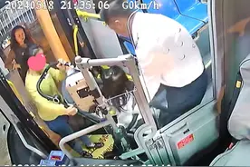 “宝妈”带娃乘公交，青岛巴士好司机贴心帮扶获赞！图片