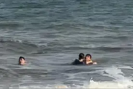 一名小男孩在防城港被海浪卷走，90后退役军人冲进巨浪救人，当地回应图片