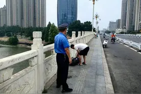 漯河城管：严查桥面违规垂钓摆摊行为图片