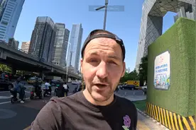 对话英国博主：一到中国就被震撼了，西方人都有点被洗脑了图片