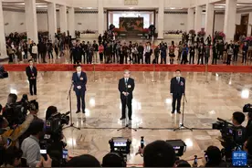 首场“委员通道”亮点：关注机器人产业、银发经济和医药创新图片