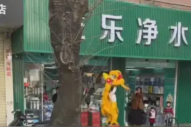 工人日报e网评丨小女孩舞狮火爆全网：最美的相遇，最好的传承图片