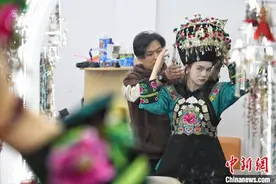 “洋媳妇”恋上凤凰古城：为苗服代言图片