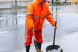 刷屏了！杭州环卫师傅捡到246万……图片