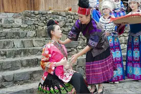 贵州郎德苗寨：香港游客沉浸式体验苗族婚俗图片