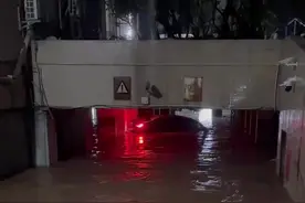 广州天河新悦楼小区遭水浸，车库雨水倒灌数辆汽车被水淹没车顶图片