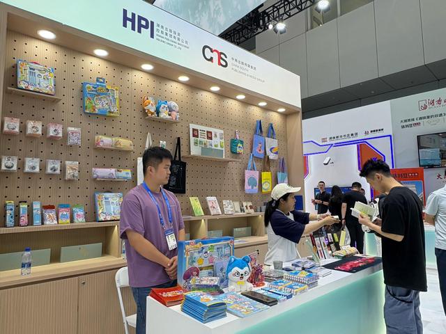 “书山有麓”照进现实！文博会首日，湖南馆700余册《湖湘文库》叠起书墙成打卡顶流