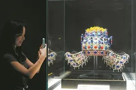 用琉璃复刻明孝端凤冠 年轻匠人把创新“写入”传承图片