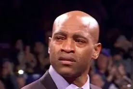 队史首次！猛龙退役卡特球衣，卡特动情落泪 加拿大航空还为其定制专属飞机图片