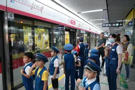 “上天入地”！杭港地铁“小小地铁人”开启研学探秘模式图片