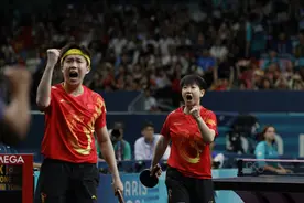 快讯： 王楚钦／孙颖莎摘得巴黎奥运会乒乓球混双金牌图片